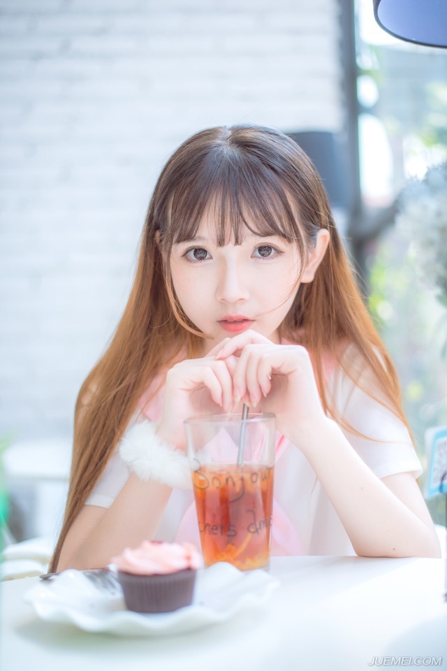“主公还被囚禁在刺史府中，本是要送往洛阳的，却被那些世家百姓给拦下来，要求处置主公。”管家连忙说道：“老爷，您快想想办法吧。”